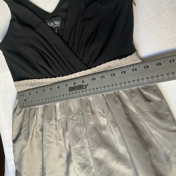 Night Way Women’s V-neck Cocktail Dress size 6, Black & Gray, Flowers Detail - Picture 3 of 8